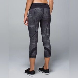 Lululemon Run: Inspire Crop II *All Full-On Luxtreme
Sequin Snake sz 6 EUC
